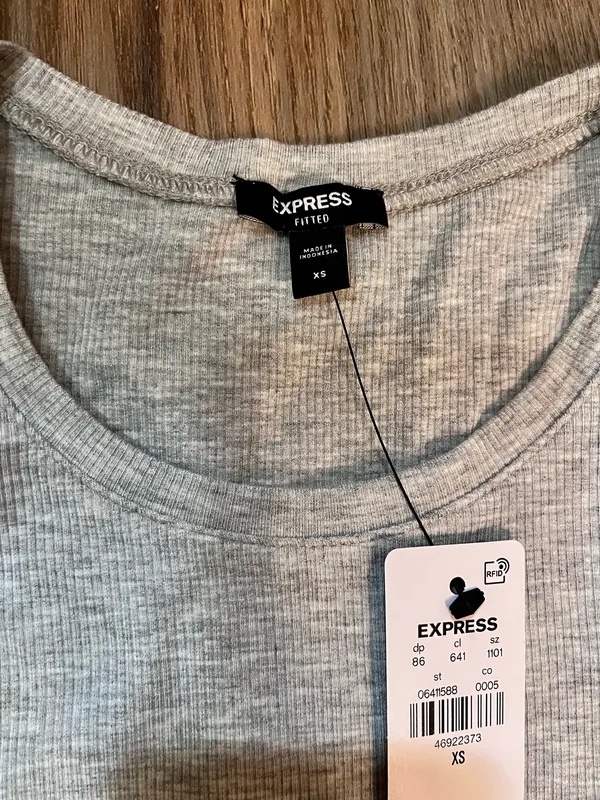 NWT Express Fitted Tank Top - Image 3