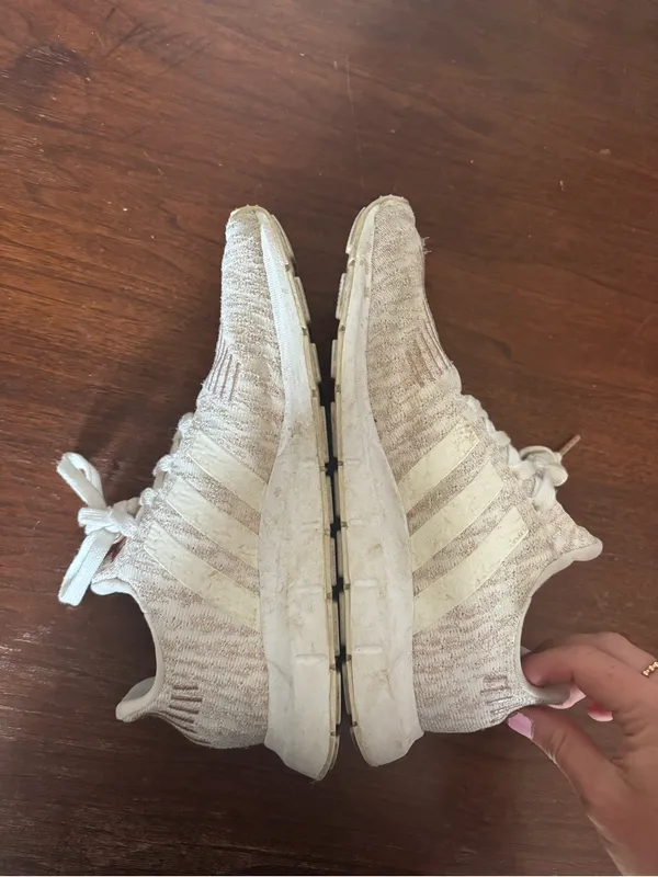 Adidas women’s swift run sneakers size 7.5 women’s - Image 4