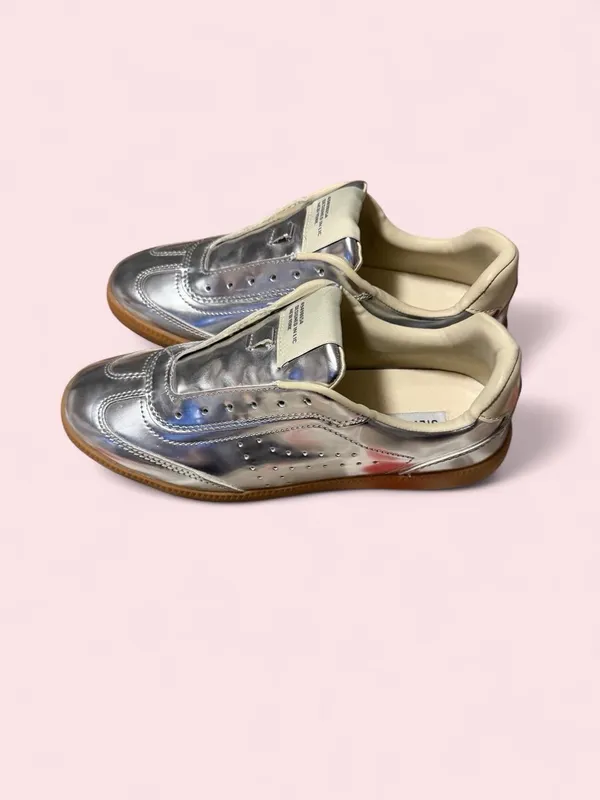 Steve Madden Metallic Silver Low-Top Sneakers with Gum Sole - Image 5