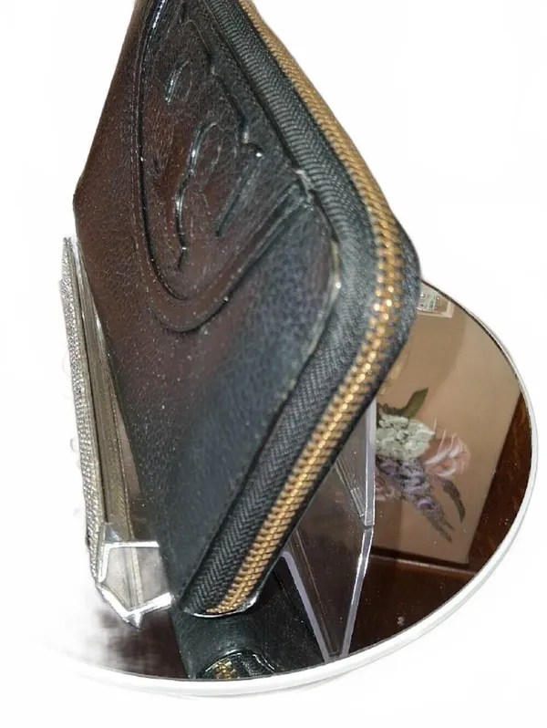 Tory Burch Black Pebbled Leather Zip Wallet with Large Embossed Logo - Image 5