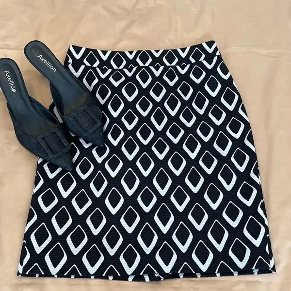 Ann Taylor sz 4 blue and white abstract print fully lined back zip skirt EUC - Image 2