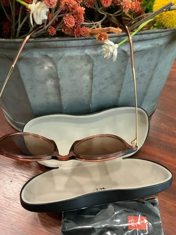 Authentic Ray-Ban sunglasses featRay-Ban Sunglasses with Case and Cleaning Cloth - Image 2