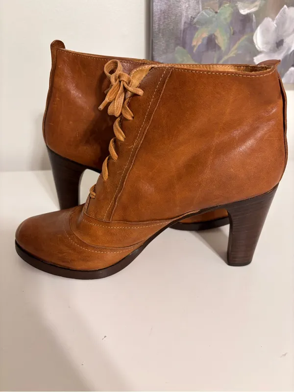 Frye womens 9.5 M Bella Hi Lace Up 77112 Brown Ankle Boots Bootie 4” Heel Italy - Image 3