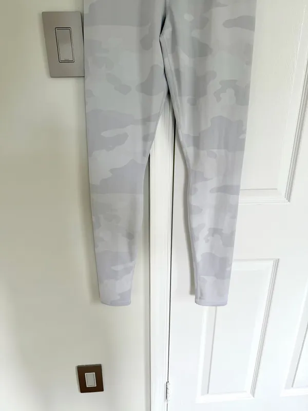 Alo Yoga High Waist Vapor Legging White Grey Camouflage Camo M Workout Yoga - Image 6