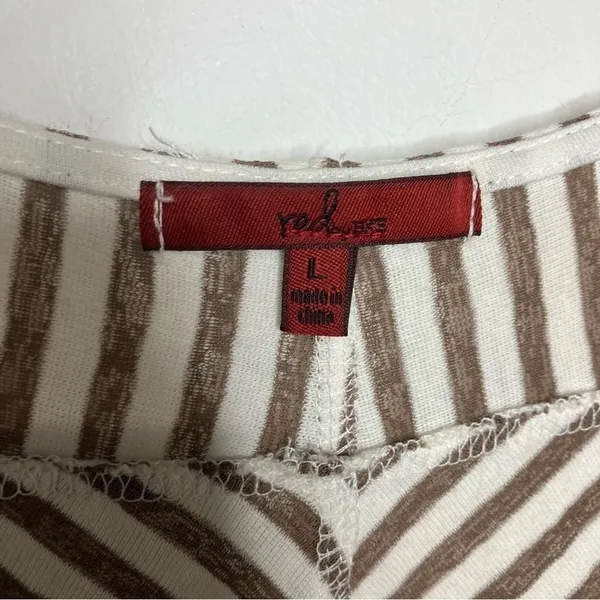 Red BKE‎ striped v-neck top size large - Image 4