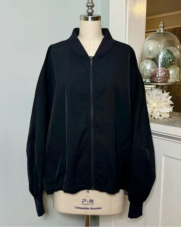 Lululemon Lightweight Bomber Jacket Cinch Hem Black Size XL NWT - Image 8