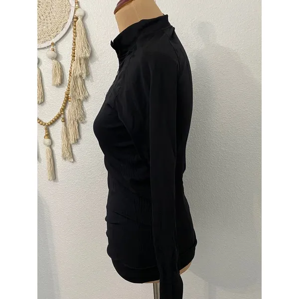 zyia long sleeve size medium - Image 3