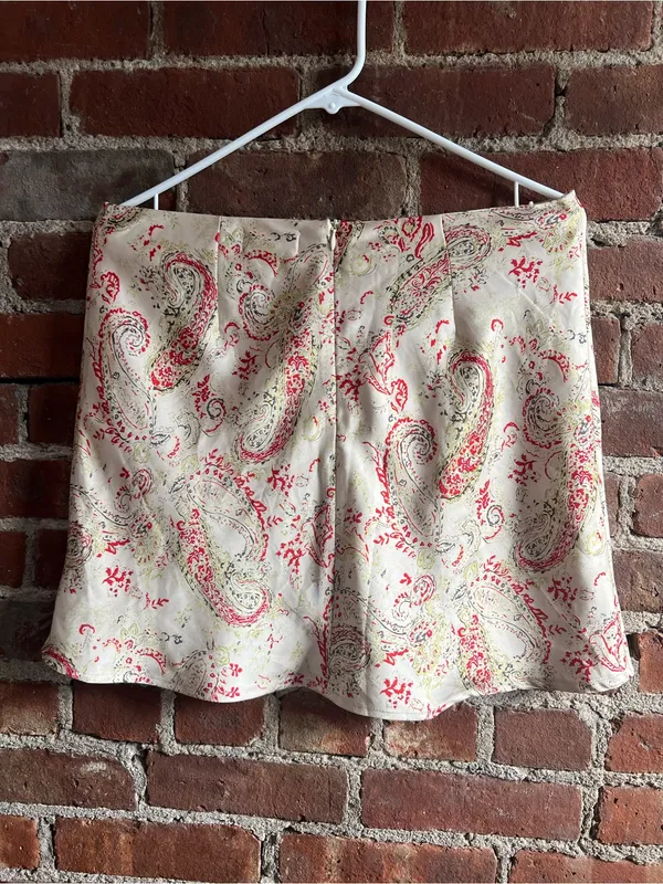 Isalis Paisley Print Cream Satin Mini Skirt Chic Size Small - Image 2