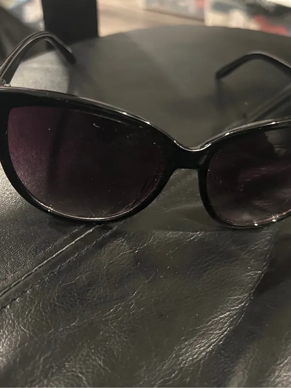 Steve Madden Black Frame Sunglasses with Dark Gradient Lenses - Image 7