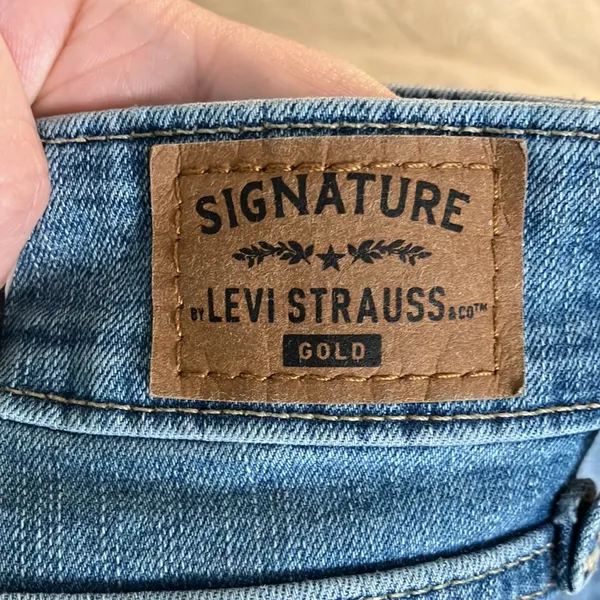 🔹 4 for $30 Levi Strauss Signature Gold Totally Shaping Skinny Jeans, Size 4 - Image 5
