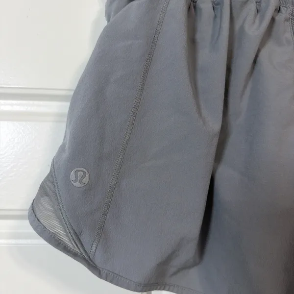 Lululemon Hotty Hot Short II Women 6 Gray Low Rise 2.5 Inseam Mesh Venting - Image 7