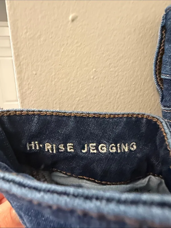 American Eagle High Rise Distressed Jegging - Size 6R - Image 5