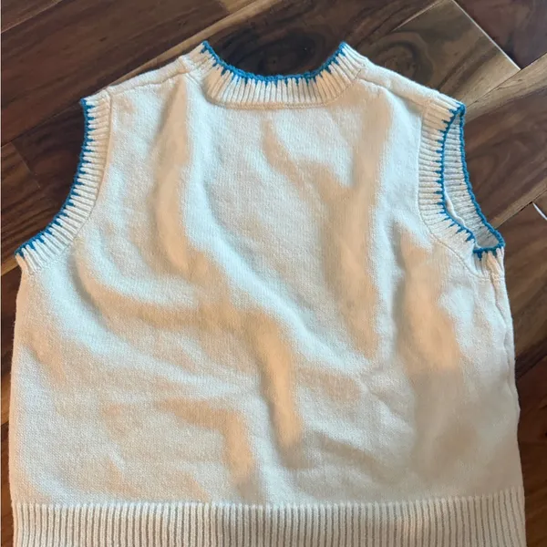 Sleeveless Sweater with Sardine design - White and Blue - Image 2