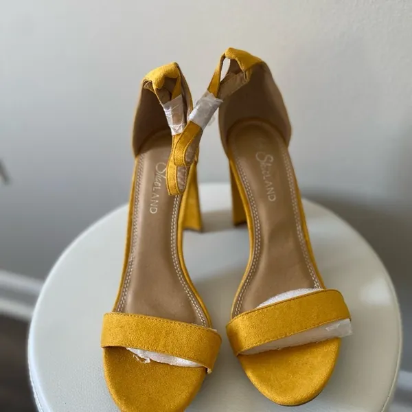Mustard Yellow Block Heel Ankle Tie Sandals Size 9 NWT - Image 3