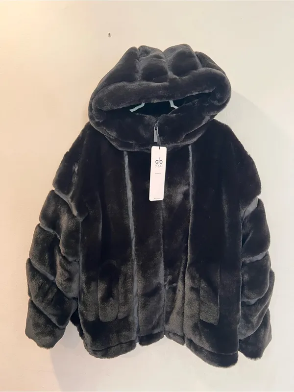 NWT Alo Yoga Knockout Faux Fur Hooded Oversized Jacket Black Size Small - Image 4