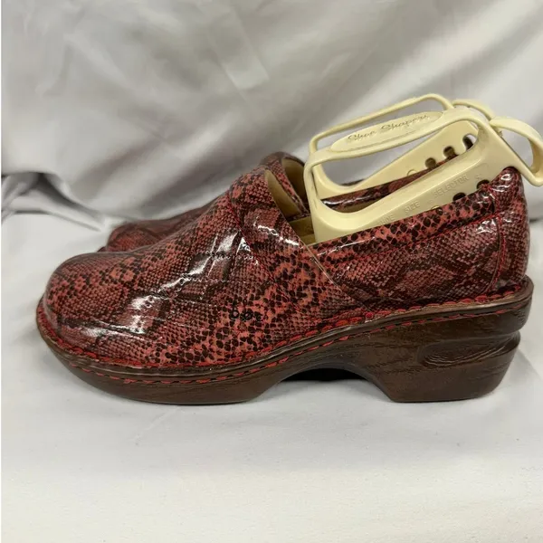 b.o.c NEW Women's Pink and‎ Brown Leather Embossed Slip On Chunky Clogs Sz 7 - Image 3