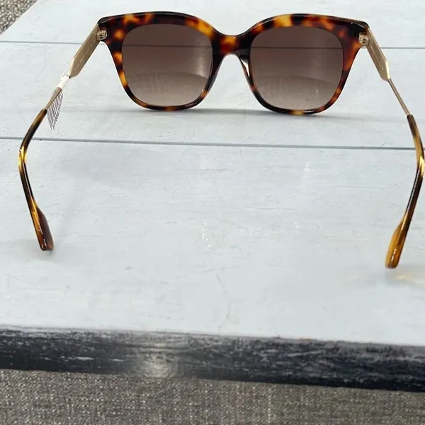 Burberry Sunglasses Womans Tortoise Frames Black and Brown‎ Rectangular Frames W - Image 3