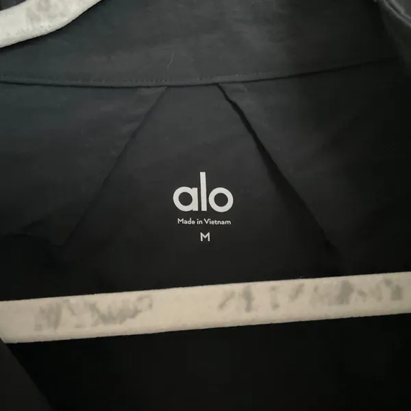 Alo Yoga Light Weight Takeaway Track Pullover Black M - Image 4