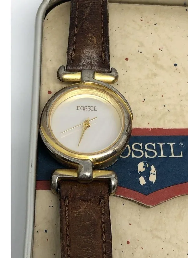 Vintage Retro 1990 Fossil Ladies Watch In Tin and Sleeve Hong Kong *Doesn't Work - Image 12