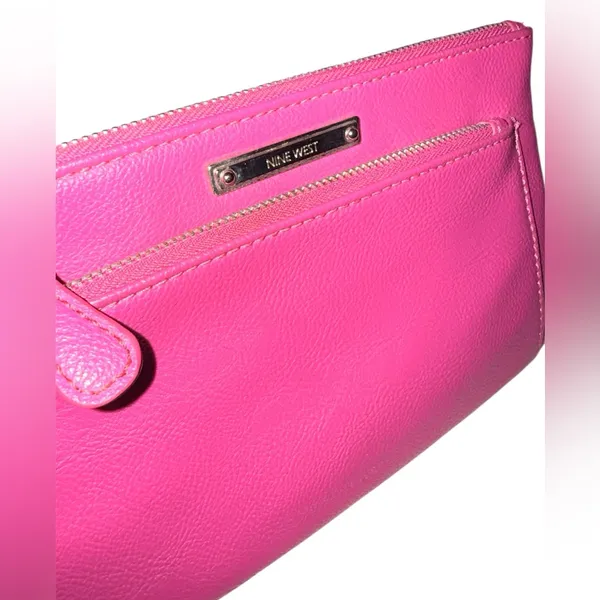 Nine West fuchsia pink wristlet - Image 4