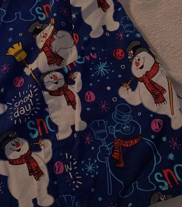 Woman’s Frosty the Snowman scrub top size medium - Image 4
