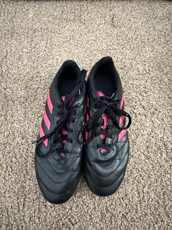 Black and pink women soccer cleats - Image 2
