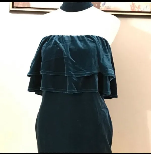 Women’s size Medium velvet like Nice body con fitting dress.Dark green - Image 2