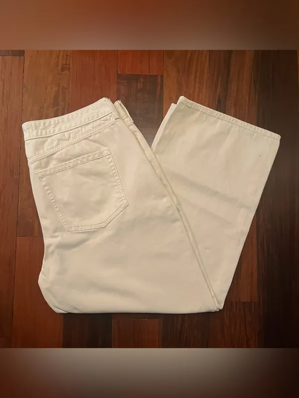 Hollister Women’s Cream Ultra High-rise Baggy Denim Jeans - Short Length - Image 7