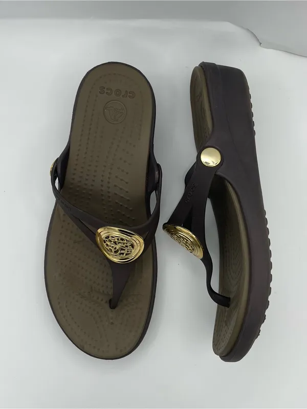 Crocs Sanrah brown gold medallion wedge sandals flip flop slide women's Size 7 - Image 3