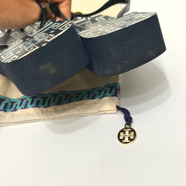 Tory Burch Rubber Printed Flip Flops Women's Size 9.5 Gold Logo Medallion - Image 8