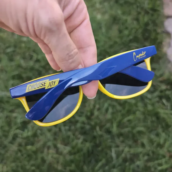 Cupcake Wine Vineyards Yellow & Blue Choose Joy Branded 400 UV Sunglasses - NWOT - Image 5