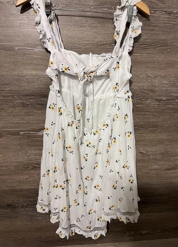 Altar'd State Babydoll Sz M Dress White Floral Embroidery Open Back Cottagecore - Image 4