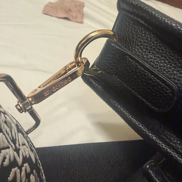 Elegant Black Shoulder Bag for Women - Image 6