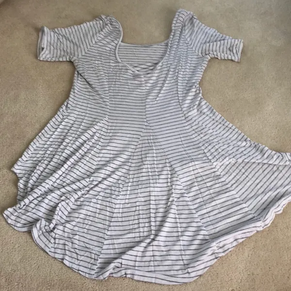 Daytrip Gray and white striped flowy short-sleeve - Image 2