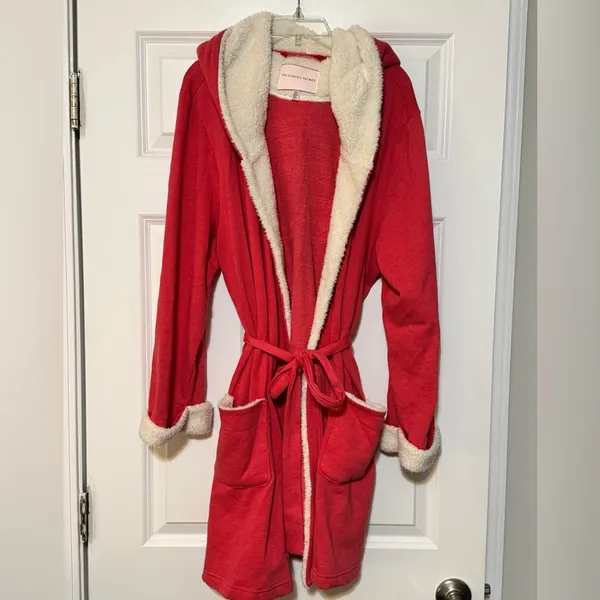 NWOT Victoria's Secret The Cozy Hooded Sherpa Monogrammed Plush Robe Shower M/L - Image 2