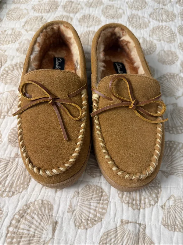 Clarks Tan Suede Moccasin Slippers with Faux Fur Lining sz 8 - Image 2