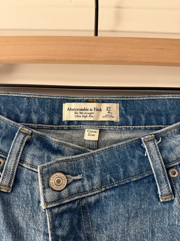 Abercrombie Curve Love 90s Straight Ultra High-Rise Jeans - Image 3