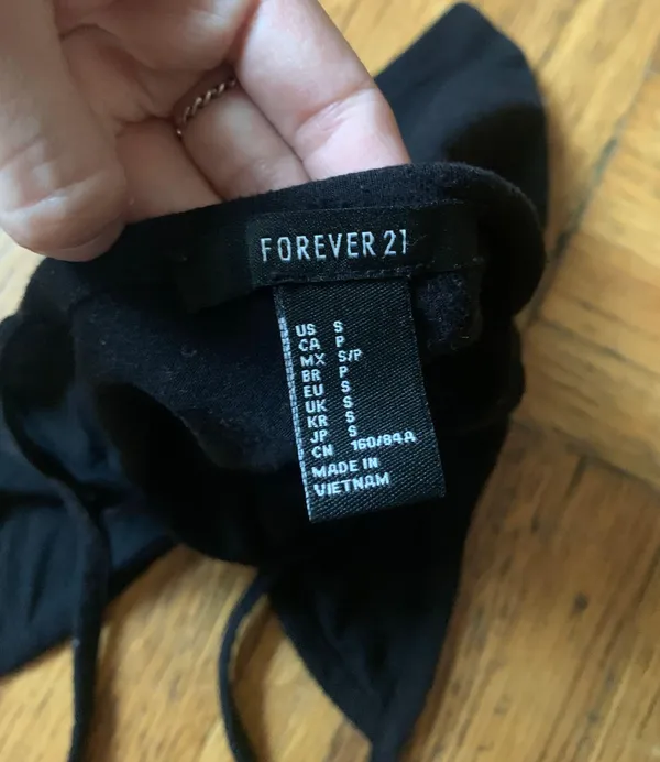 Forever 21 Black v neck crop top - Image 4
