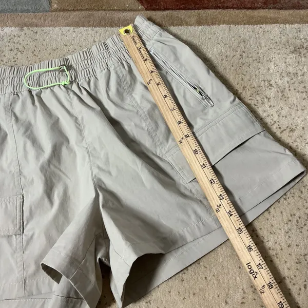 Athleta Hiking Utility Cargo Shorts Womens Medium Beige Gorpcore 463814-01 FA24 - Image 2