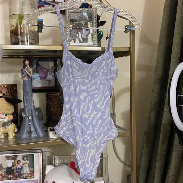 SKIMS Lavender Swirl Mesh Logo Strappy Thong Bodysuit Size S - Image 3