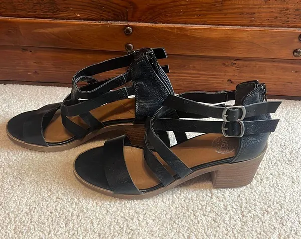 Black Heels Size 8 - Image 2