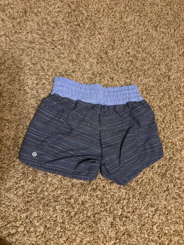 LuLuLemon Tracker Shorts Size 6 Gray Purple LIned Zip Pocket Elastic Waistband - Image 2