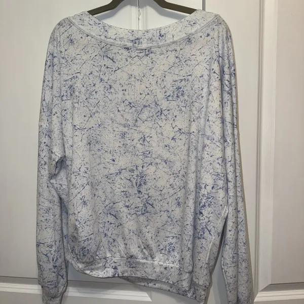 Pink Lilly Blue And White Splatter‎ Pullover Top Size L - Image 6