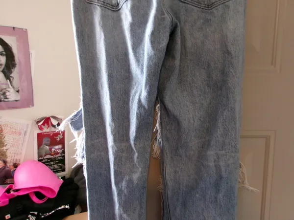 American Eagle Outfitters mom jean ripped distressed denim in light wash blue size 2. - Image 7