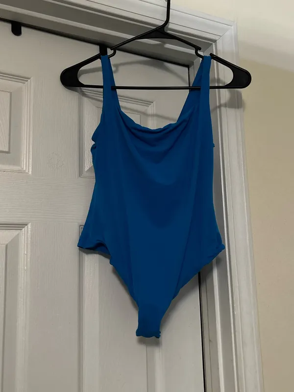SKIMS Soft Stretch Bodysuit – Blue SKIMS bodysuit in a bright blue shade. Super soft and stretchy with a smooth, flattering fit. Only worn once and stored in a dresser since. No flaws. - Image 3