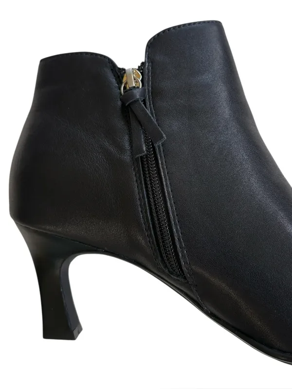 EUC Sofft Leather Heeled Ankle Boots Black Size 8 - Image 2