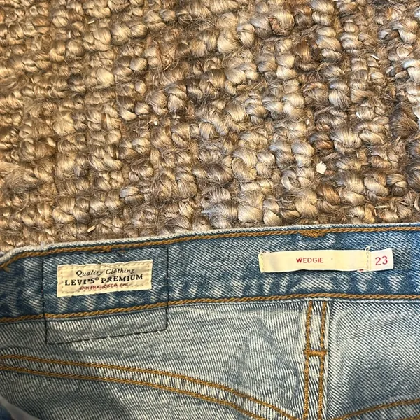 Levi’s Premium Wedgie Straight Leg Light Wash Distressed Denim Jeans Size 23 - Image 4