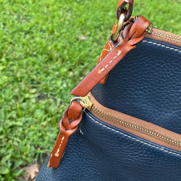 💙🤎 Vintage 80s Dooney & Bourke J9243546 Pebble Grain Leather Navy Blue & Brown Shoulder Bag $268.00 🤎💙 - Image 11