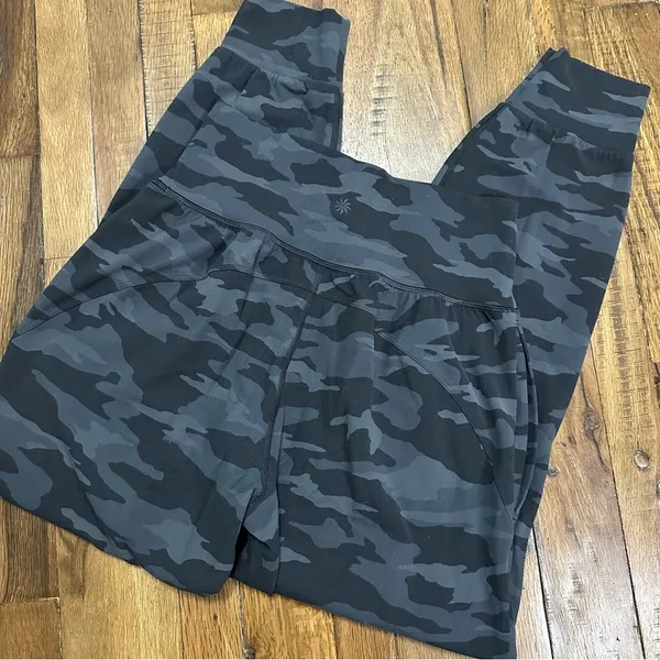 Athleta Salutation Camo Joggers Size Small - Image 6