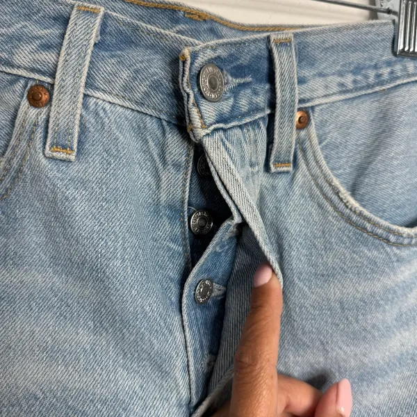 Levi's Women's Premium 501 Original Shorts Lightwash‎ Blue Size 27 Button Fly - Image 3
